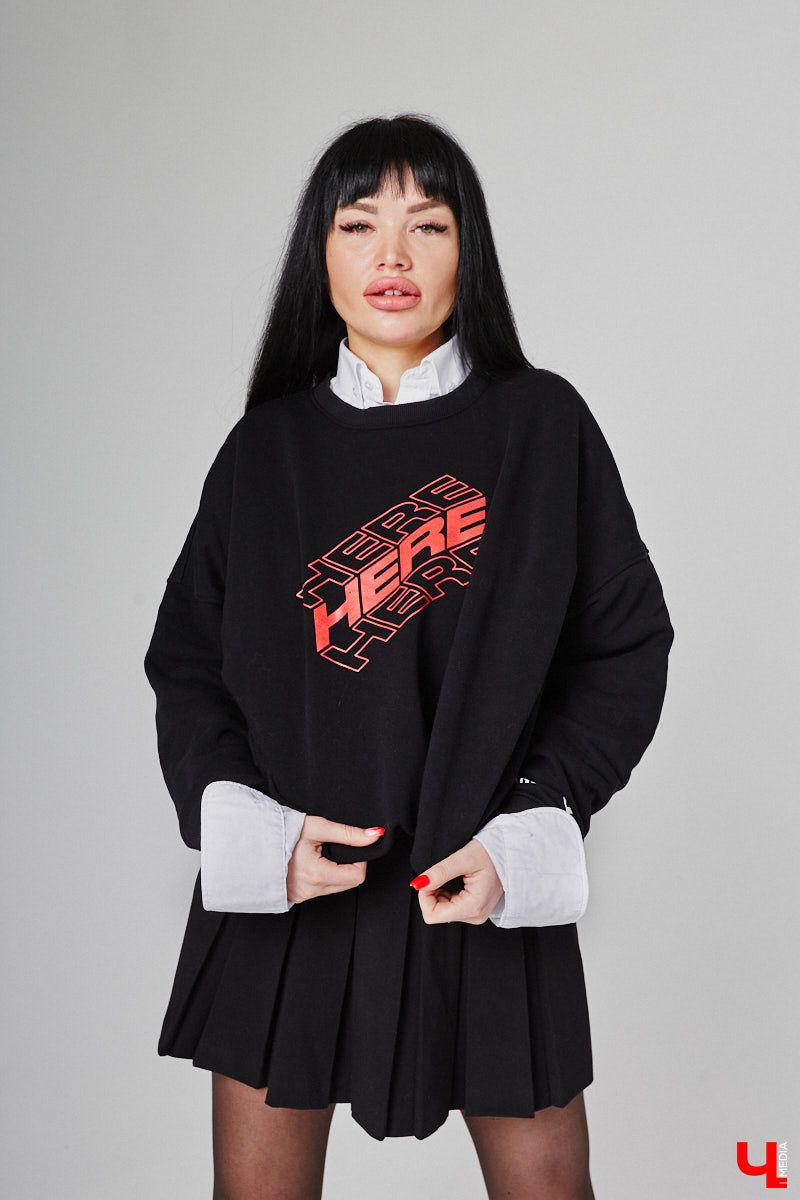 Анастасия Кузнецова – магистр юридических наук и экс-сотрудник суда. Дизайнерского или швейного образования девушка не имеет, но потребности личного гардероба смогла закрыть самостоятельно. Она создала свой оверсайз-бренд!