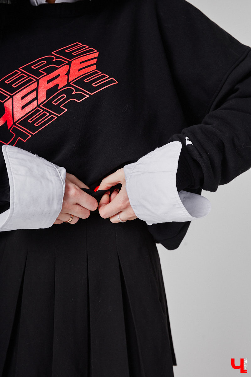 Анастасия Кузнецова – магистр юридических наук и экс-сотрудник суда. Дизайнерского или швейного образования девушка не имеет, но потребности личного гардероба смогла закрыть самостоятельно. Она создала свой оверсайз-бренд!