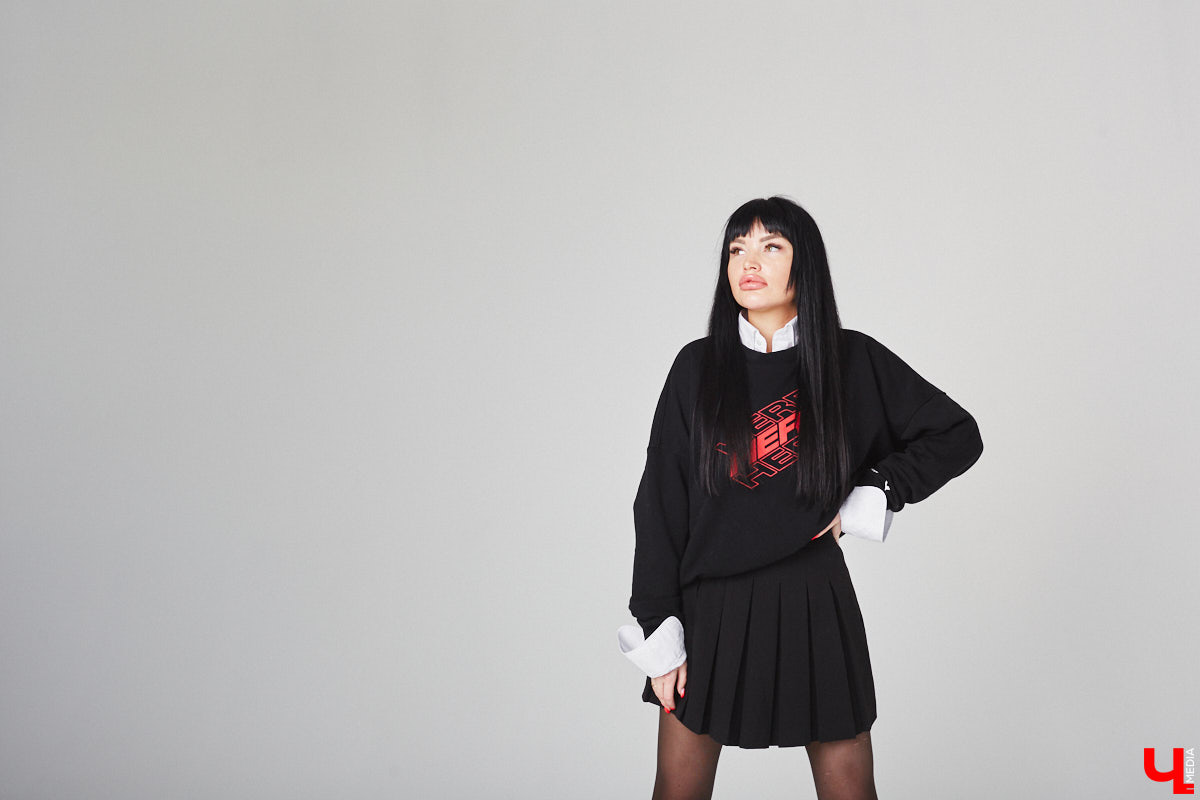 Анастасия Кузнецова – магистр юридических наук и экс-сотрудник суда. Дизайнерского или швейного образования девушка не имеет, но потребности личного гардероба смогла закрыть самостоятельно. Она создала свой оверсайз-бренд!