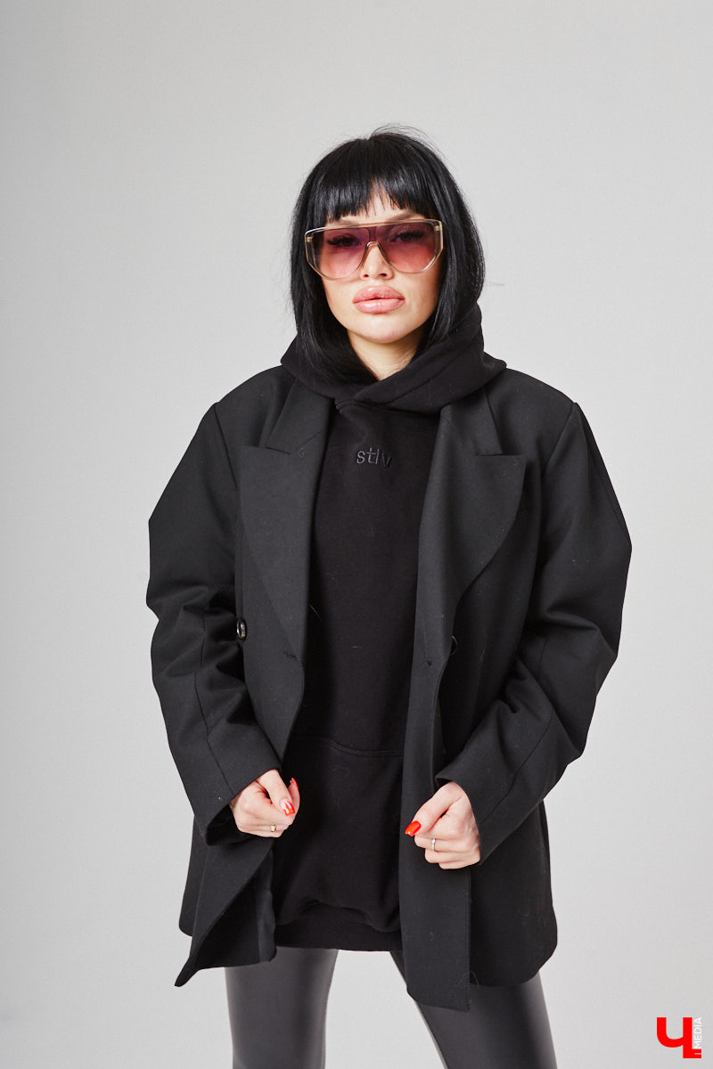 Анастасия Кузнецова – магистр юридических наук и экс-сотрудник суда. Дизайнерского или швейного образования девушка не имеет, но потребности личного гардероба смогла закрыть самостоятельно. Она создала свой оверсайз-бренд!