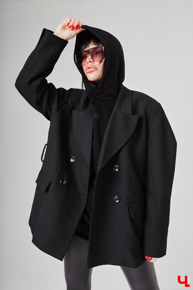 Анастасия Кузнецова – магистр юридических наук и экс-сотрудник суда. Дизайнерского или швейного образования девушка не имеет, но потребности личного гардероба смогла закрыть самостоятельно. Она создала свой оверсайз-бренд!