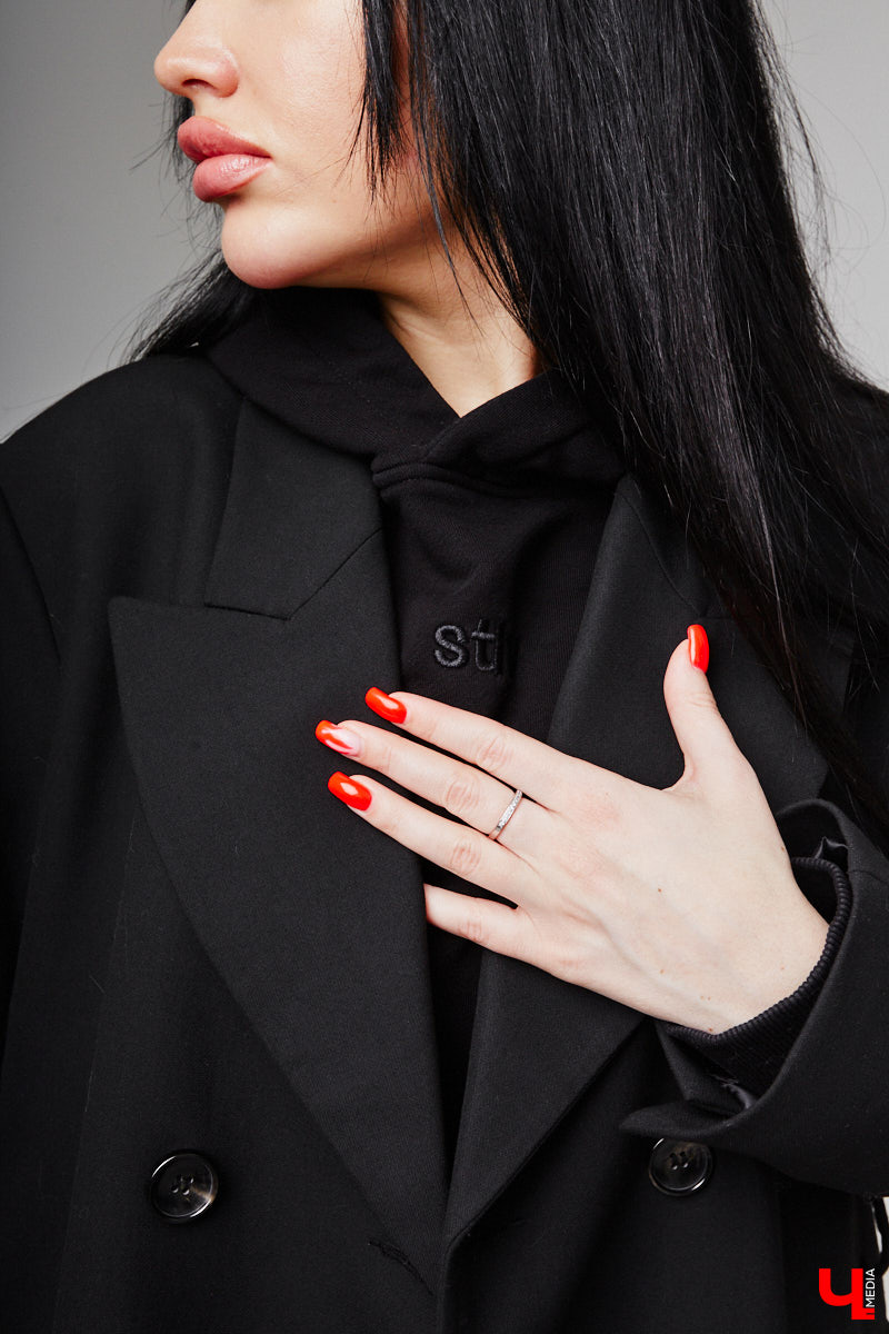 Анастасия Кузнецова – магистр юридических наук и экс-сотрудник суда. Дизайнерского или швейного образования девушка не имеет, но потребности личного гардероба смогла закрыть самостоятельно. Она создала свой оверсайз-бренд!