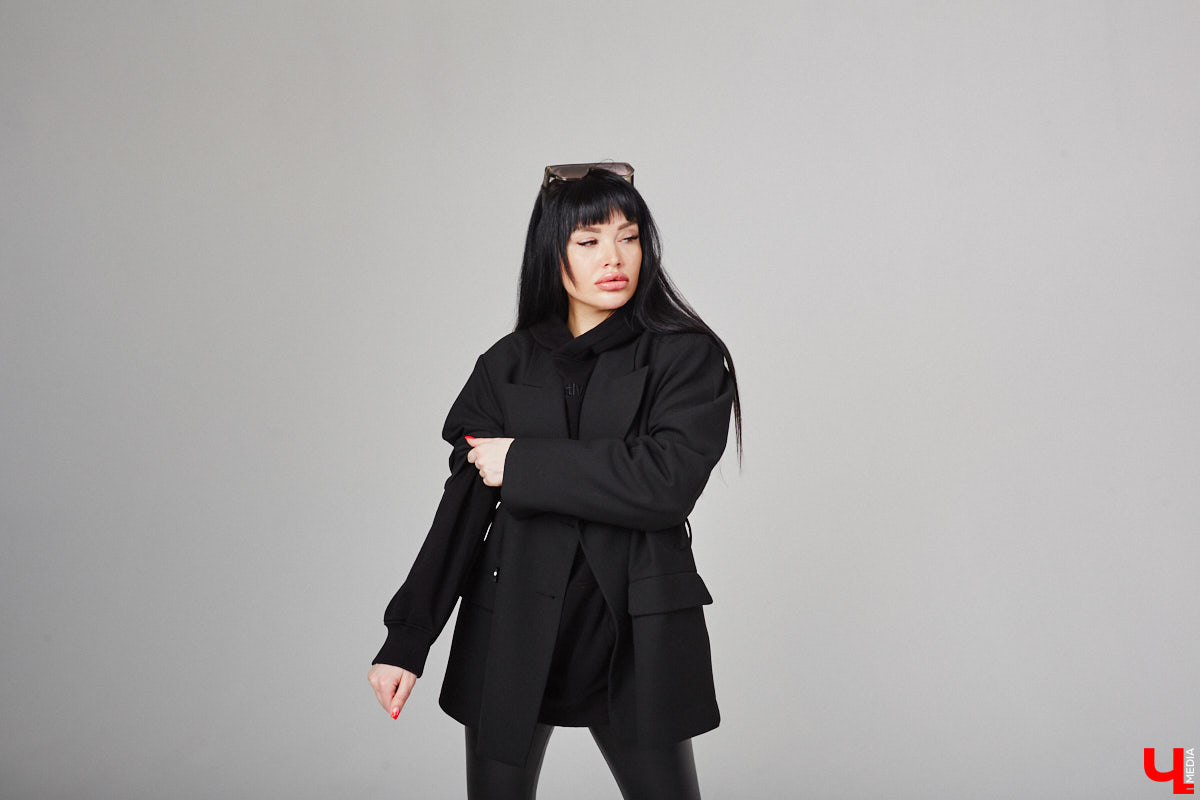 Анастасия Кузнецова – магистр юридических наук и экс-сотрудник суда. Дизайнерского или швейного образования девушка не имеет, но потребности личного гардероба смогла закрыть самостоятельно. Она создала свой оверсайз-бренд!