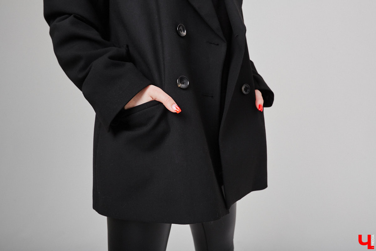 Анастасия Кузнецова – магистр юридических наук и экс-сотрудник суда. Дизайнерского или швейного образования девушка не имеет, но потребности личного гардероба смогла закрыть самостоятельно. Она создала свой оверсайз-бренд!