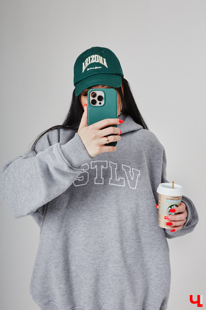 Анастасия Кузнецова – магистр юридических наук и экс-сотрудник суда. Дизайнерского или швейного образования девушка не имеет, но потребности личного гардероба смогла закрыть самостоятельно. Она создала свой оверсайз-бренд!