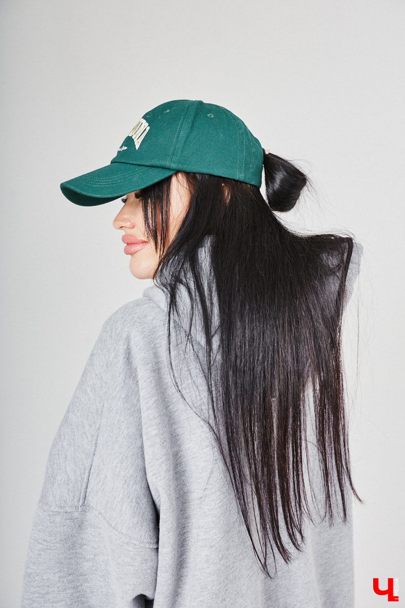 Анастасия Кузнецова – магистр юридических наук и экс-сотрудник суда. Дизайнерского или швейного образования девушка не имеет, но потребности личного гардероба смогла закрыть самостоятельно. Она создала свой оверсайз-бренд!