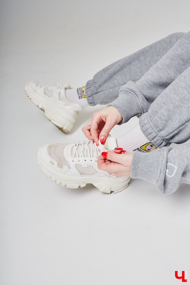 Анастасия Кузнецова – магистр юридических наук и экс-сотрудник суда. Дизайнерского или швейного образования девушка не имеет, но потребности личного гардероба смогла закрыть самостоятельно. Она создала свой оверсайз-бренд!