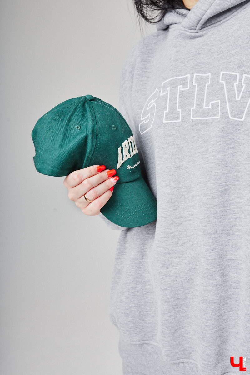 Анастасия Кузнецова – магистр юридических наук и экс-сотрудник суда. Дизайнерского или швейного образования девушка не имеет, но потребности личного гардероба смогла закрыть самостоятельно. Она создала свой оверсайз-бренд!