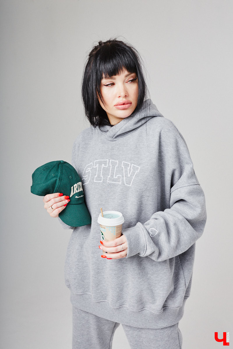 Анастасия Кузнецова – магистр юридических наук и экс-сотрудник суда. Дизайнерского или швейного образования девушка не имеет, но потребности личного гардероба смогла закрыть самостоятельно. Она создала свой оверсайз-бренд!