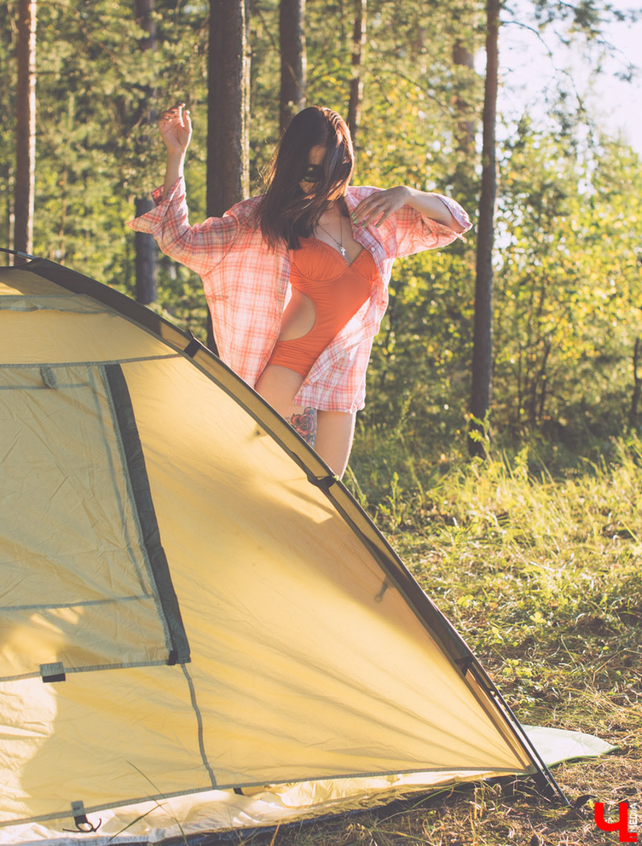 Специалисты говорят, что отдых с палатками в этом году будет особенно популярен. И тут важно правильно определиться с местом для кемпинга. Где можно разбивать бивуак и разводить костры, определила специальная комиссия. А местные путешественники со стажем дали несколько дельных советов.