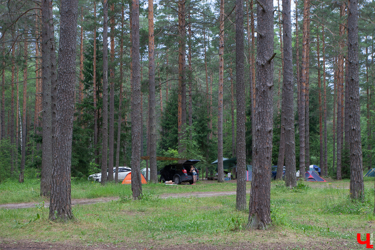 Специалисты говорят, что отдых с палатками в этом году будет особенно популярен. И тут важно правильно определиться с местом для кемпинга. Где можно разбивать бивуак и разводить костры, определила специальная комиссия. А местные путешественники со стажем дали несколько дельных советов.