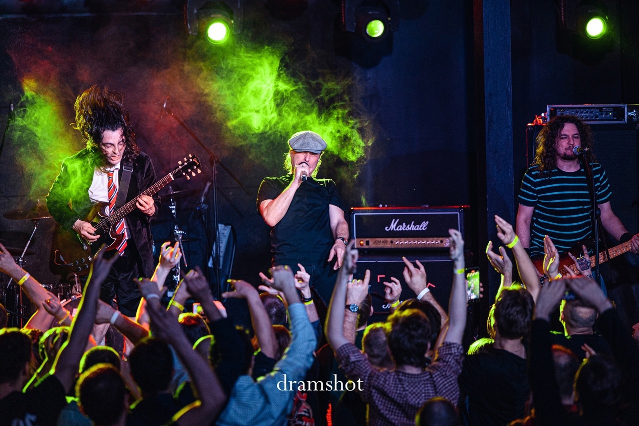 Владимиру нужно было такое место! Чтобы и бар, и кухня, и сцена, и зал на 800 человек. Чтобы было куда прийти на концерт, вечеринку, кулачные бои, музыкальные рейвы, соревнования по воздушной гимнастике – нужное подчеркнуть. Открывшийся в самом центре Владимира, на территории ВЗПО «Техника», концертный бар «ЦЕХ» становится тем местом притяжения, куда идут, чтобы интересно провести время.