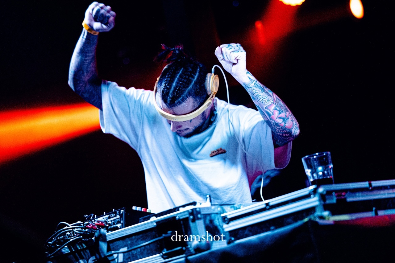 Владимиру нужно было такое место! Чтобы и бар, и кухня, и сцена, и зал на 800 человек. Чтобы было куда прийти на концерт, вечеринку, кулачные бои, музыкальные рейвы, соревнования по воздушной гимнастике – нужное подчеркнуть. Открывшийся в самом центре Владимира, на территории ВЗПО «Техника», концертный бар «ЦЕХ» становится тем местом притяжения, куда идут, чтобы интересно провести время.