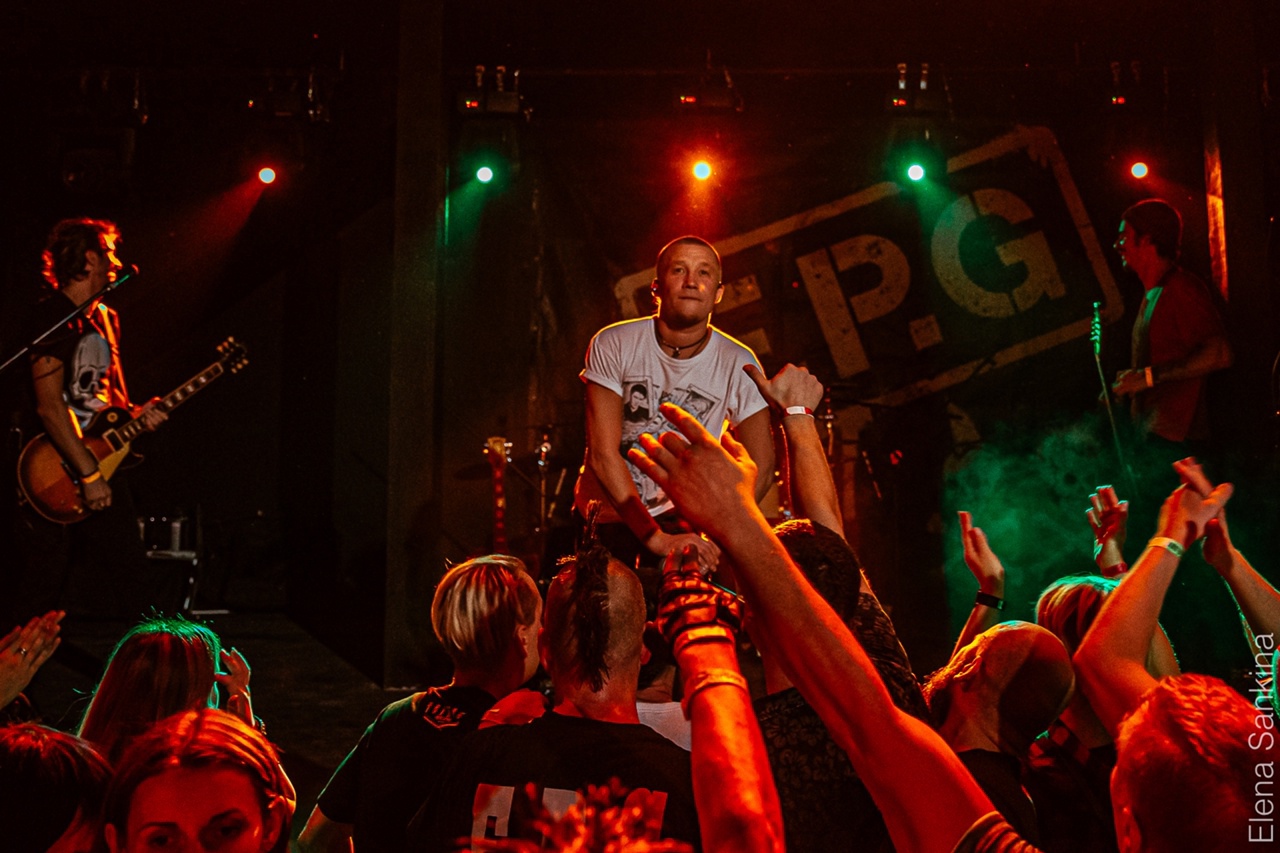 Владимиру нужно было такое место! Чтобы и бар, и кухня, и сцена, и зал на 800 человек. Чтобы было куда прийти на концерт, вечеринку, кулачные бои, музыкальные рейвы, соревнования по воздушной гимнастике – нужное подчеркнуть. Открывшийся в самом центре Владимира, на территории ВЗПО «Техника», концертный бар «ЦЕХ» становится тем местом притяжения, куда идут, чтобы интересно провести время.