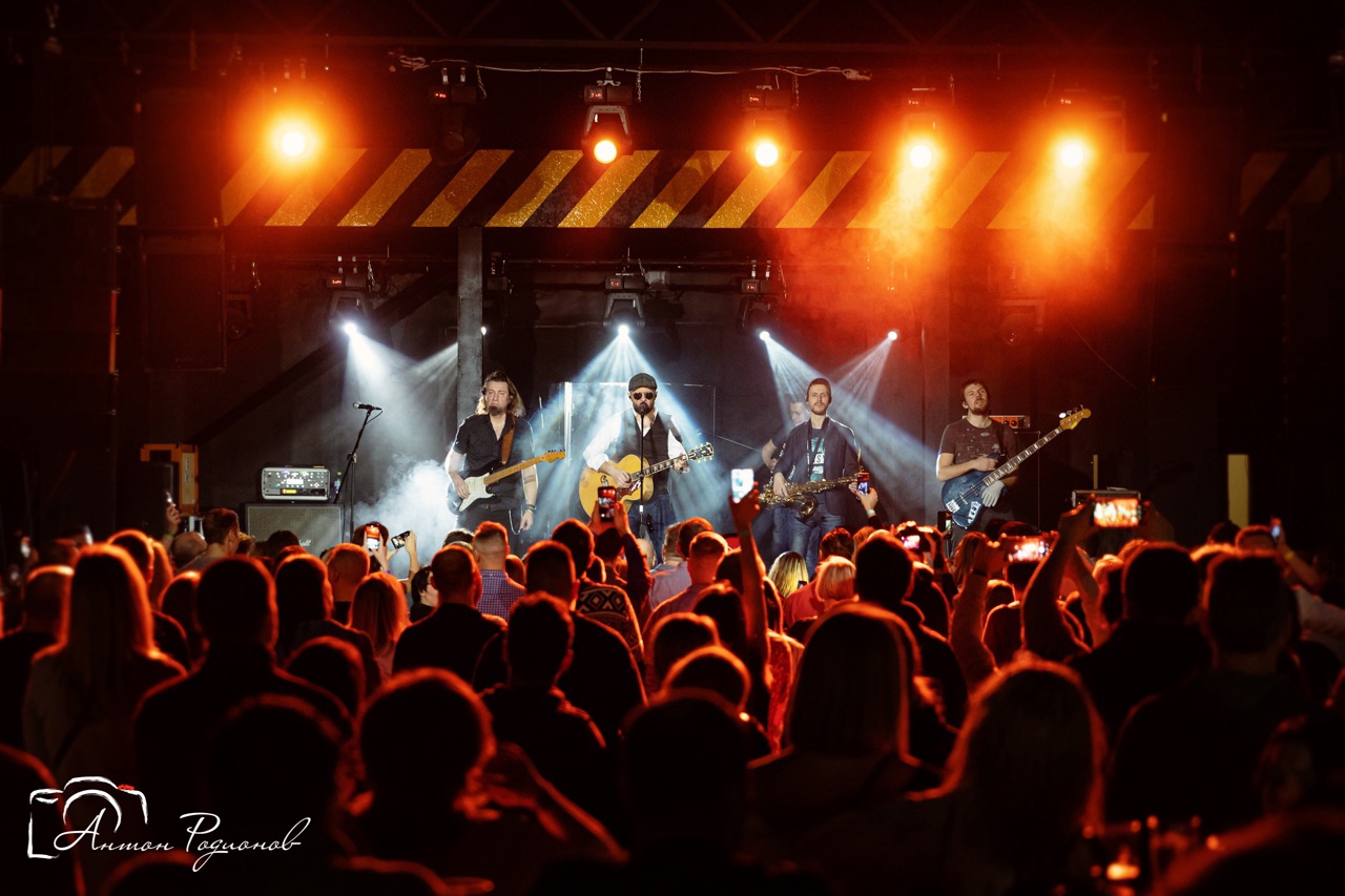 Владимиру нужно было такое место! Чтобы и бар, и кухня, и сцена, и зал на 800 человек. Чтобы было куда прийти на концерт, вечеринку, кулачные бои, музыкальные рейвы, соревнования по воздушной гимнастике – нужное подчеркнуть. Открывшийся в самом центре Владимира, на территории ВЗПО «Техника», концертный бар «ЦЕХ» становится тем местом притяжения, куда идут, чтобы интересно провести время.