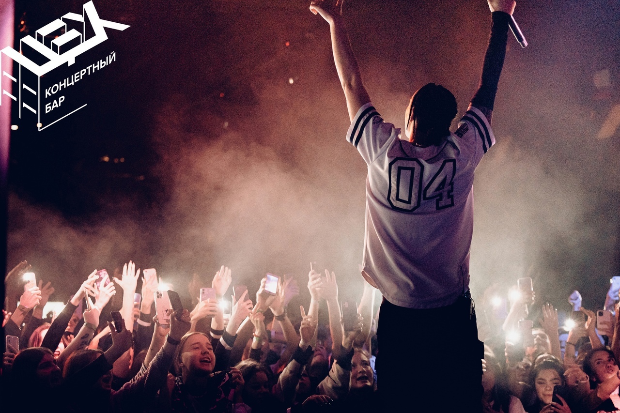 Владимиру нужно было такое место! Чтобы и бар, и кухня, и сцена, и зал на 800 человек. Чтобы было куда прийти на концерт, вечеринку, кулачные бои, музыкальные рейвы, соревнования по воздушной гимнастике – нужное подчеркнуть. Открывшийся в самом центре Владимира, на территории ВЗПО «Техника», концертный бар «ЦЕХ» становится тем местом притяжения, куда идут, чтобы интересно провести время.