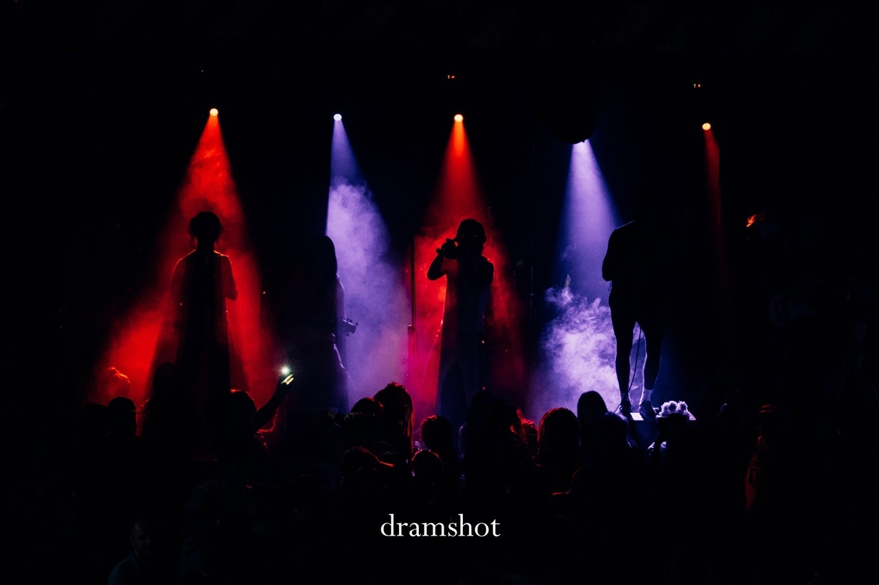 Владимиру нужно было такое место! Чтобы и бар, и кухня, и сцена, и зал на 800 человек. Чтобы было куда прийти на концерт, вечеринку, кулачные бои, музыкальные рейвы, соревнования по воздушной гимнастике – нужное подчеркнуть. Открывшийся в самом центре Владимира, на территории ВЗПО «Техника», концертный бар «ЦЕХ» становится тем местом притяжения, куда идут, чтобы интересно провести время.