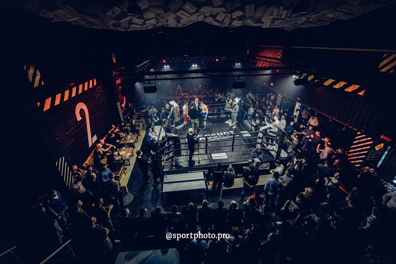 Владимиру нужно было такое место! Чтобы и бар, и кухня, и сцена, и зал на 800 человек. Чтобы было куда прийти на концерт, вечеринку, кулачные бои, музыкальные рейвы, соревнования по воздушной гимнастике – нужное подчеркнуть. Открывшийся в самом центре Владимира, на территории ВЗПО «Техника», концертный бар «ЦЕХ» становится тем местом притяжения, куда идут, чтобы интересно провести время.