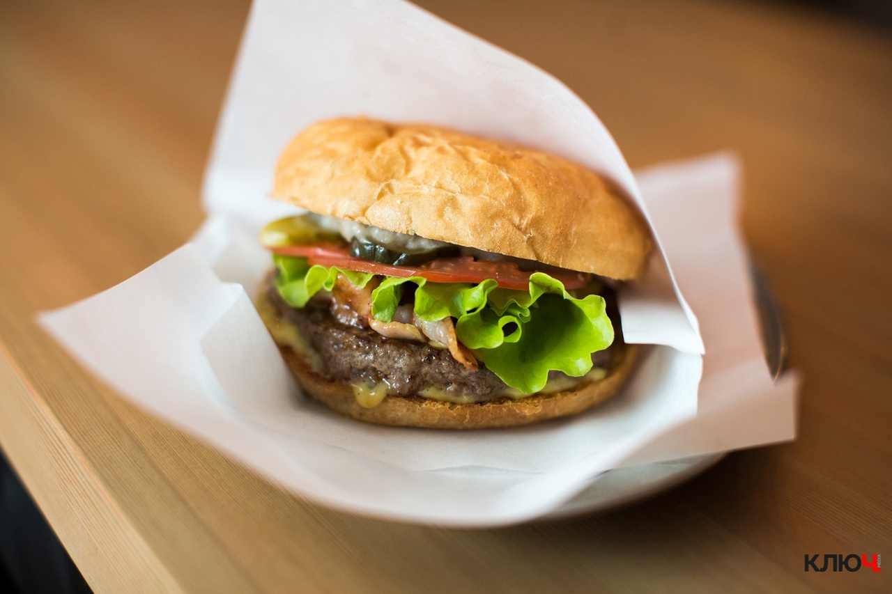 Популярная сеть ресторанов быстрого питания McDonald’s прекратила свою работу в нашем регионе. Владимирцы лишились сразу 6 фастфуд-заведений. 3 из них располагались на территории областного центра. А вот с гостиницами «Панорама» и «Левитан» все не так однозначно. Сначала в соцсетях комплекса заявили об их закрытии, но потом передумали...