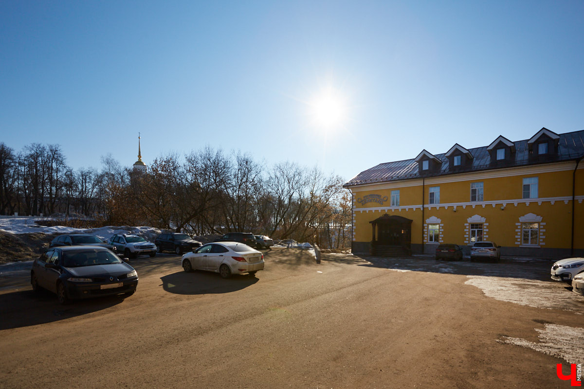 Популярная сеть ресторанов быстрого питания McDonald’s прекратила свою работу в нашем регионе. Владимирцы лишились сразу 6 фастфуд-заведений. 3 из них располагались на территории областного центра. А вот с гостиницами «Панорама» и «Левитан» все не так однозначно. Сначала в соцсетях комплекса заявили об их закрытии, но потом передумали...