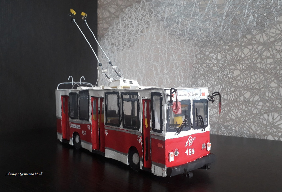 Михаил Кузнецов делает мини-копии владимирских троллейбусов. Молодой человек собирает модели в масштабе 1:43. В его коллекции уже три рогатых транспорта. И это только начало. В перспективе Михаил хочет создать модели всех имеющихся маршрутов. А когда получит права, мечтает стать водителем троллейбуса.