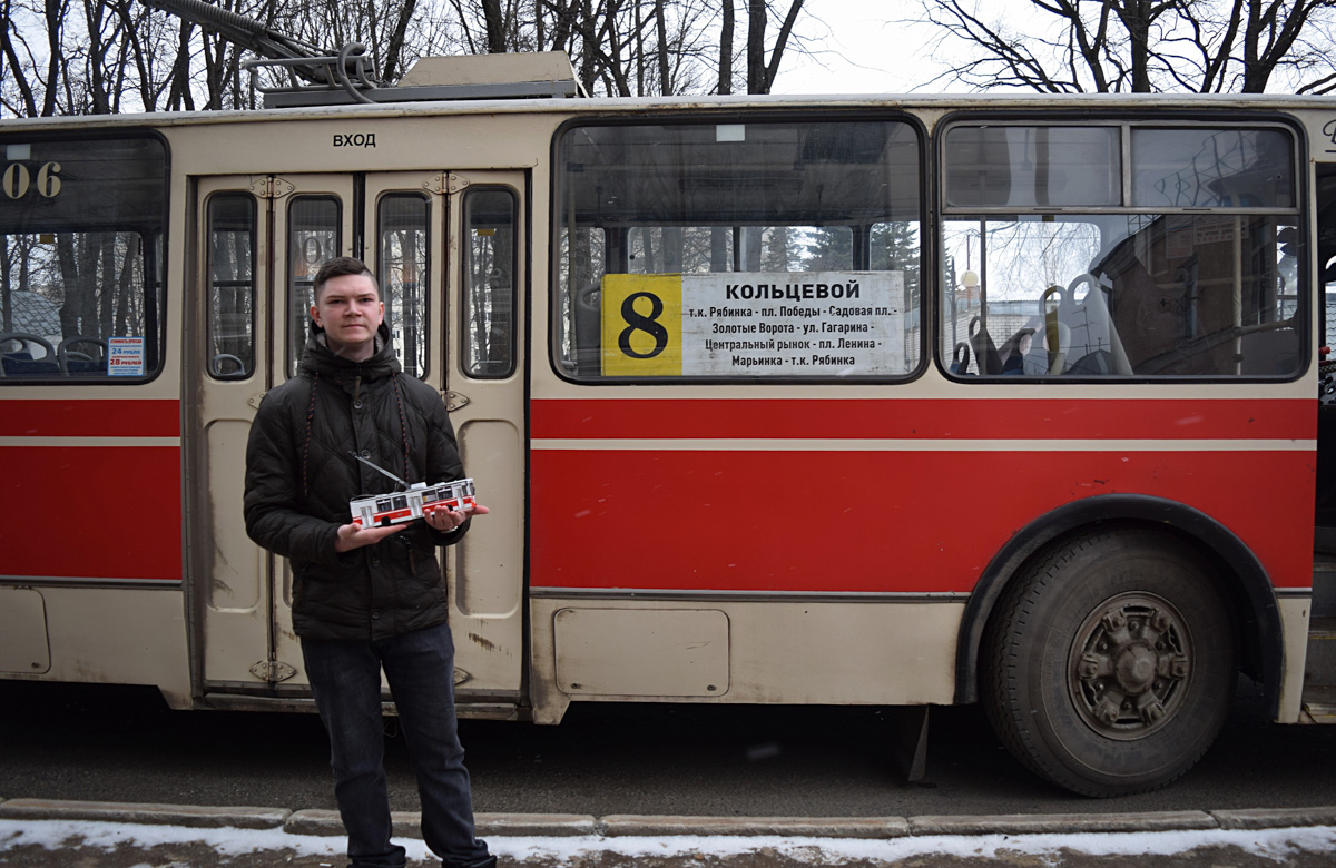 Михаил Кузнецов делает мини-копии владимирских троллейбусов. Молодой человек собирает модели в масштабе 1:43. В его коллекции уже три рогатых транспорта. И это только начало. В перспективе Михаил хочет создать модели всех имеющихся маршрутов. А когда получит права, мечтает стать водителем троллейбуса.