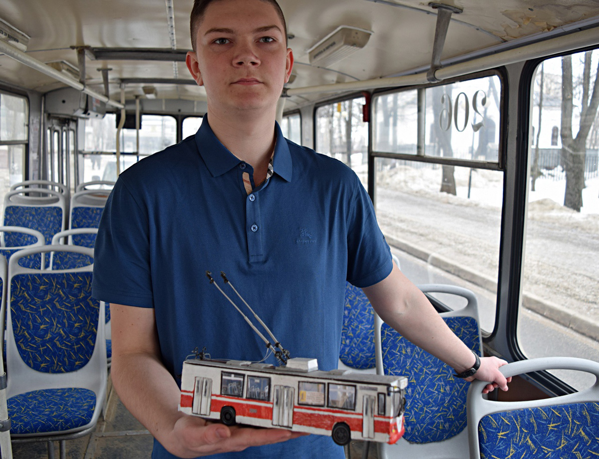 Михаил Кузнецов делает мини-копии владимирских троллейбусов. Молодой человек собирает модели в масштабе 1:43. В его коллекции уже три рогатых транспорта. И это только начало. В перспективе Михаил хочет создать модели всех имеющихся маршрутов. А когда получит права, мечтает стать водителем троллейбуса.