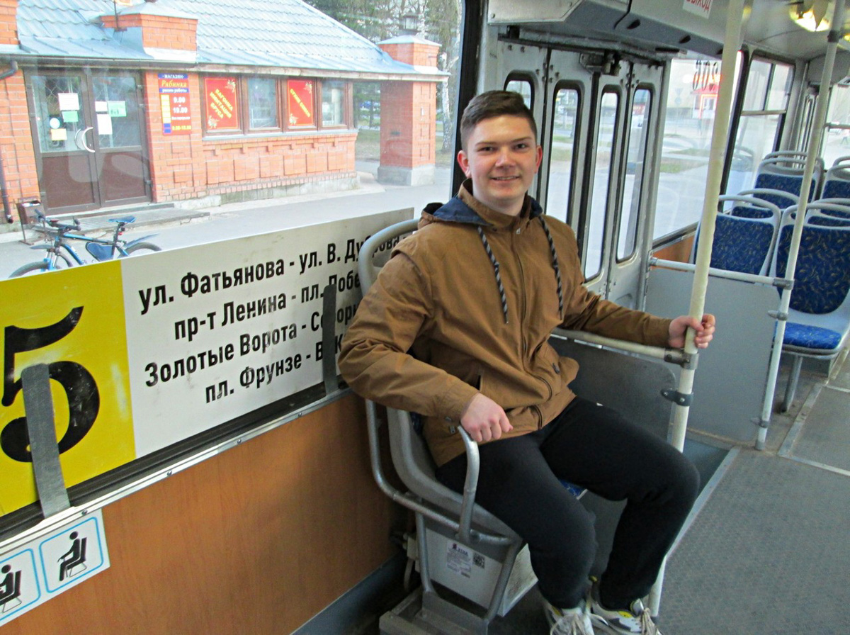 Михаил Кузнецов делает мини-копии владимирских троллейбусов. Молодой человек собирает модели в масштабе 1:43. В его коллекции уже три рогатых транспорта. И это только начало. В перспективе Михаил хочет создать модели всех имеющихся маршрутов. А когда получит права, мечтает стать водителем троллейбуса.