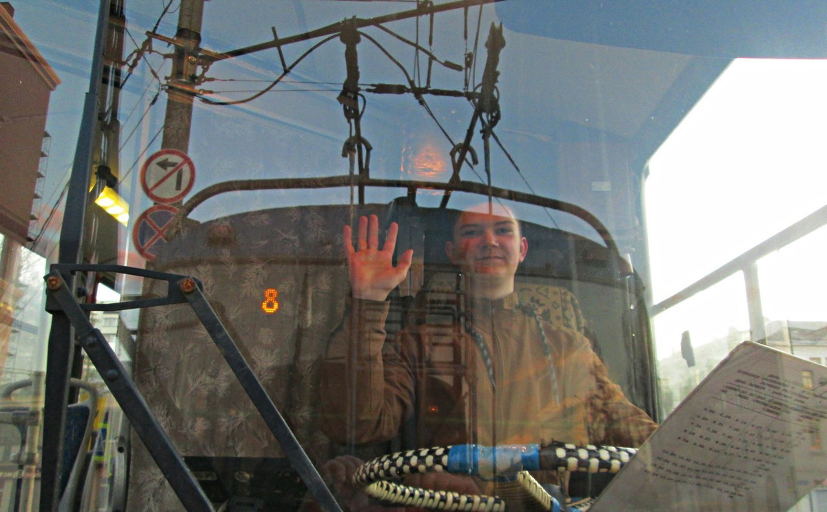 Михаил Кузнецов делает мини-копии владимирских троллейбусов. Молодой человек собирает модели в масштабе 1:43. В его коллекции уже три рогатых транспорта. И это только начало. В перспективе Михаил хочет создать модели всех имеющихся маршрутов. А когда получит права, мечтает стать водителем троллейбуса.