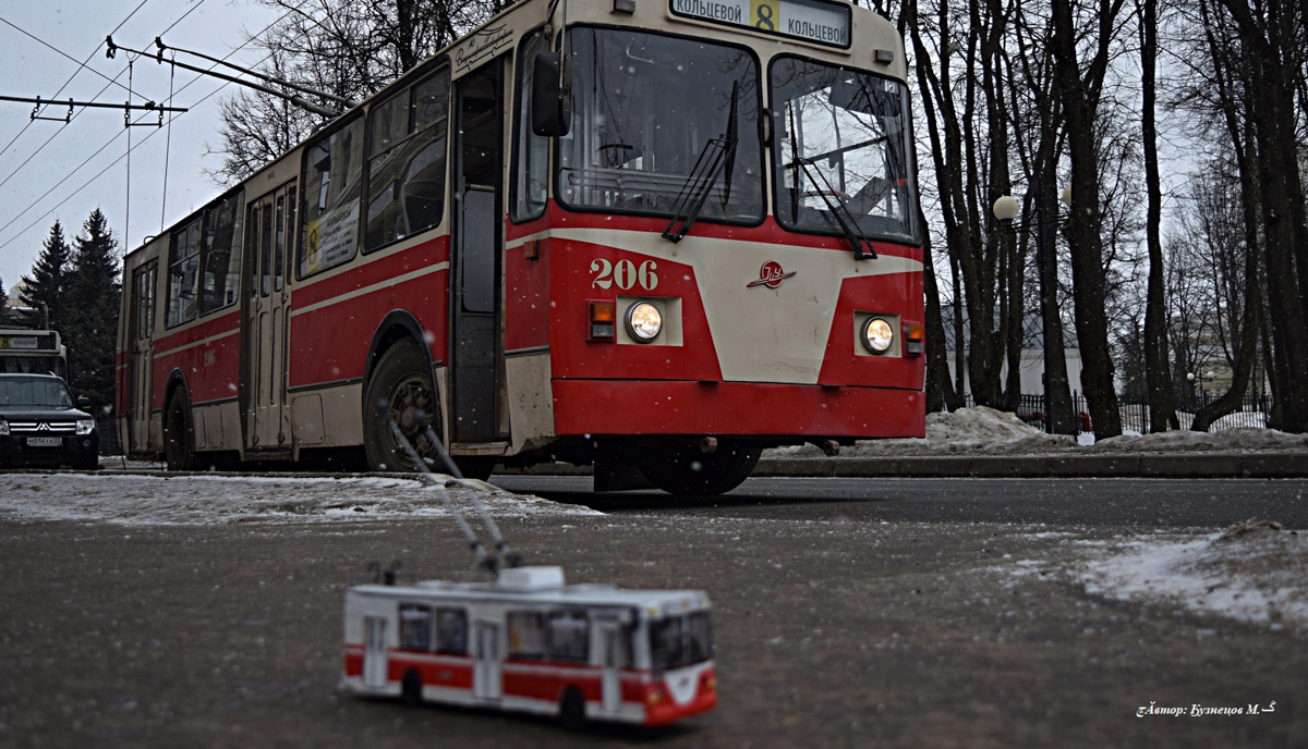 Михаил Кузнецов делает мини-копии владимирских троллейбусов. Молодой человек собирает модели в масштабе 1:43. В его коллекции уже три рогатых транспорта. И это только начало. В перспективе Михаил хочет создать модели всех имеющихся маршрутов. А когда получит права, мечтает стать водителем троллейбуса.