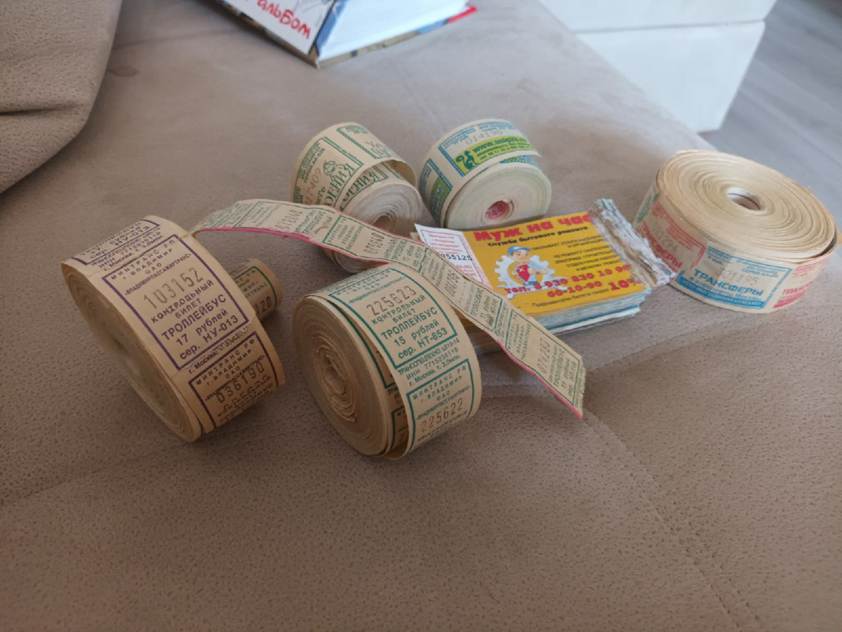 Михаил Кузнецов делает мини-копии владимирских троллейбусов. Молодой человек собирает модели в масштабе 1:43. В его коллекции уже три рогатых транспорта. И это только начало. В перспективе Михаил хочет создать модели всех имеющихся маршрутов. А когда получит права, мечтает стать водителем троллейбуса.