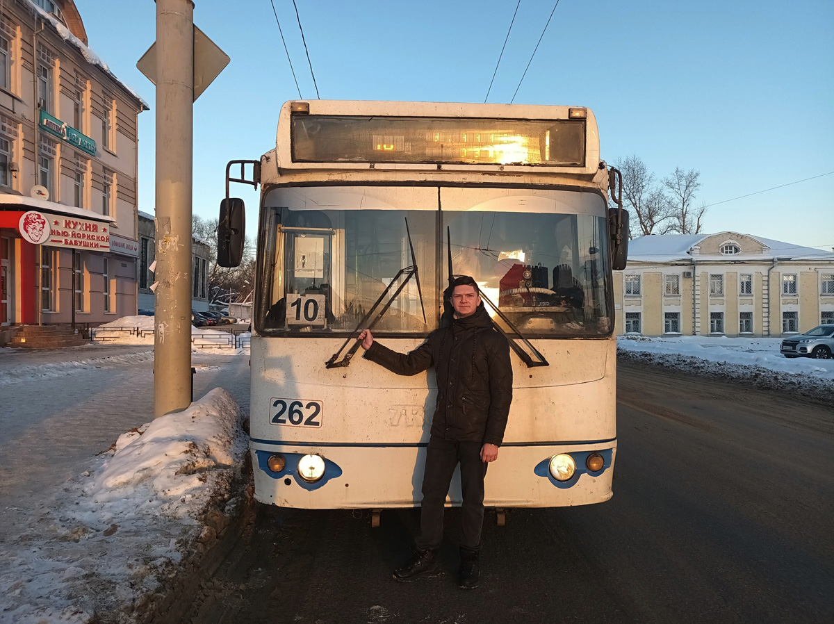 Михаил Кузнецов делает мини-копии владимирских троллейбусов. Молодой человек собирает модели в масштабе 1:43. В его коллекции уже три рогатых транспорта. И это только начало. В перспективе Михаил хочет создать модели всех имеющихся маршрутов. А когда получит права, мечтает стать водителем троллейбуса.