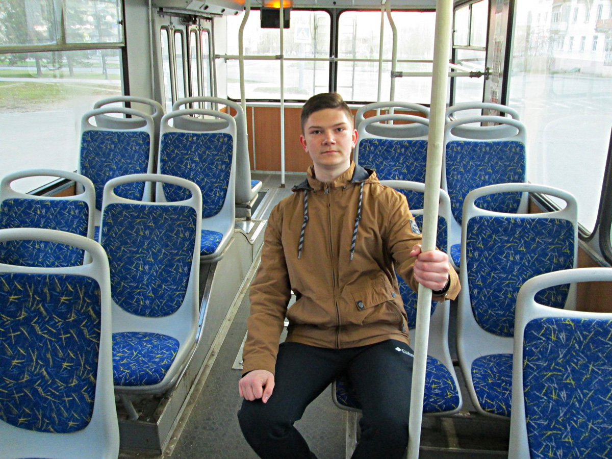 Михаил Кузнецов делает мини-копии владимирских троллейбусов. Молодой человек собирает модели в масштабе 1:43. В его коллекции уже три рогатых транспорта. И это только начало. В перспективе Михаил хочет создать модели всех имеющихся маршрутов. А когда получит права, мечтает стать водителем троллейбуса.