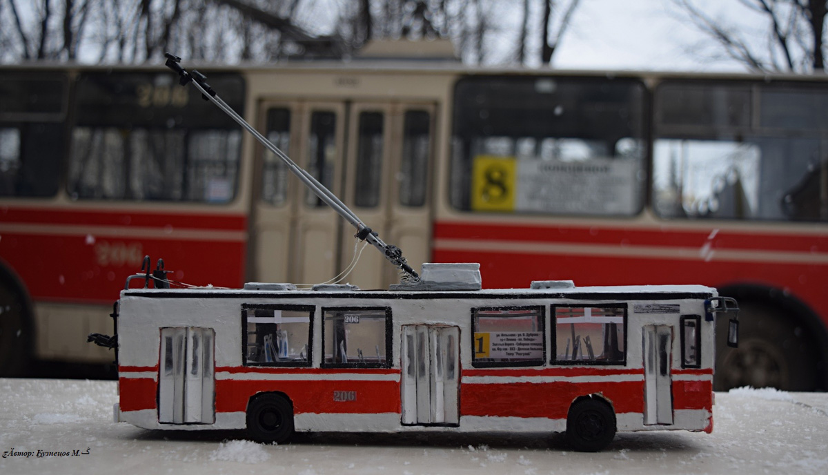 Михаил Кузнецов делает мини-копии владимирских троллейбусов. Молодой человек собирает модели в масштабе 1:43. В его коллекции уже три рогатых транспорта. И это только начало. В перспективе Михаил хочет создать модели всех имеющихся маршрутов. А когда получит права, мечтает стать водителем троллейбуса.