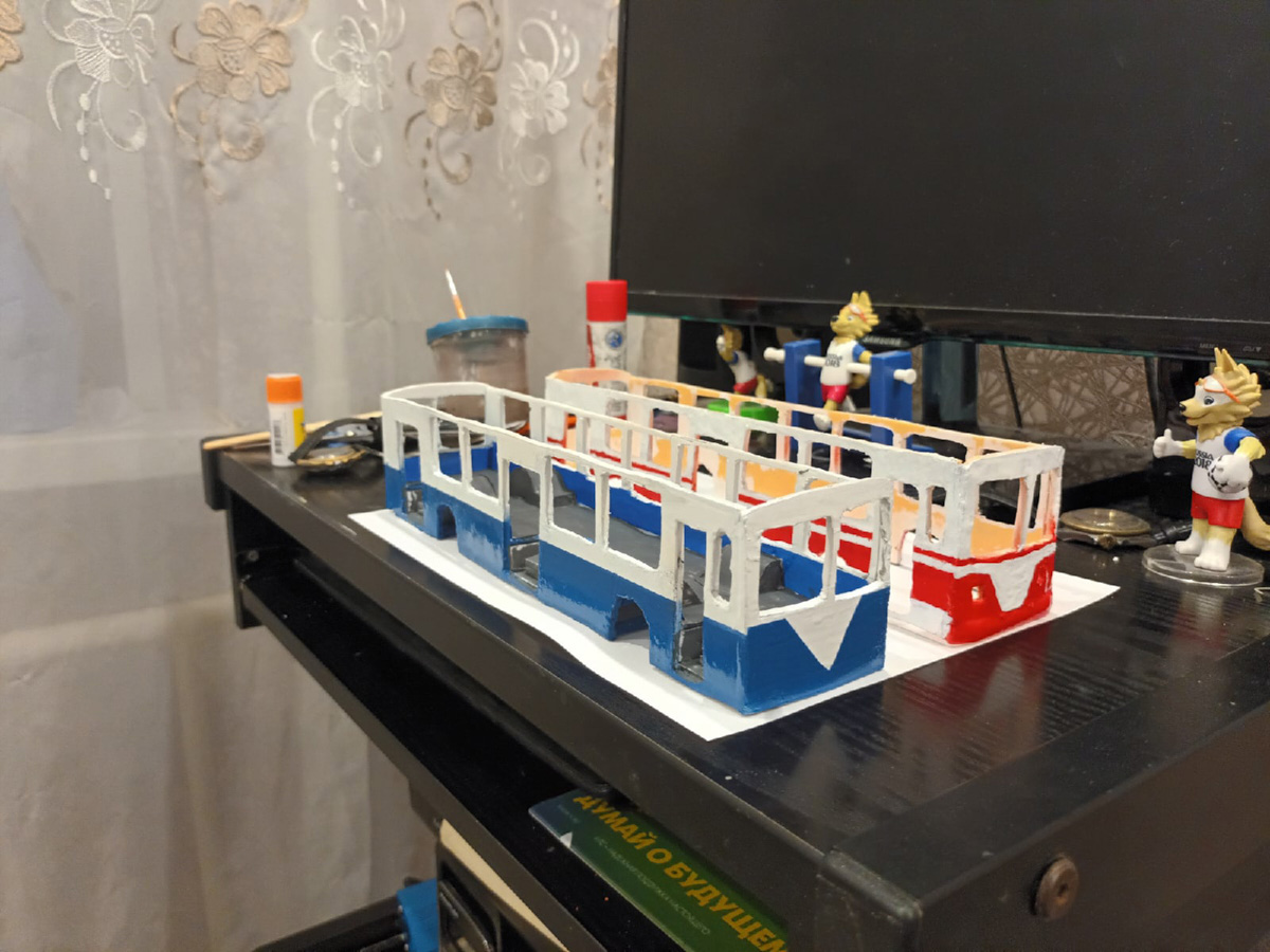 Михаил Кузнецов делает мини-копии владимирских троллейбусов. Молодой человек собирает модели в масштабе 1:43. В его коллекции уже три рогатых транспорта. И это только начало. В перспективе Михаил хочет создать модели всех имеющихся маршрутов. А когда получит права, мечтает стать водителем троллейбуса.