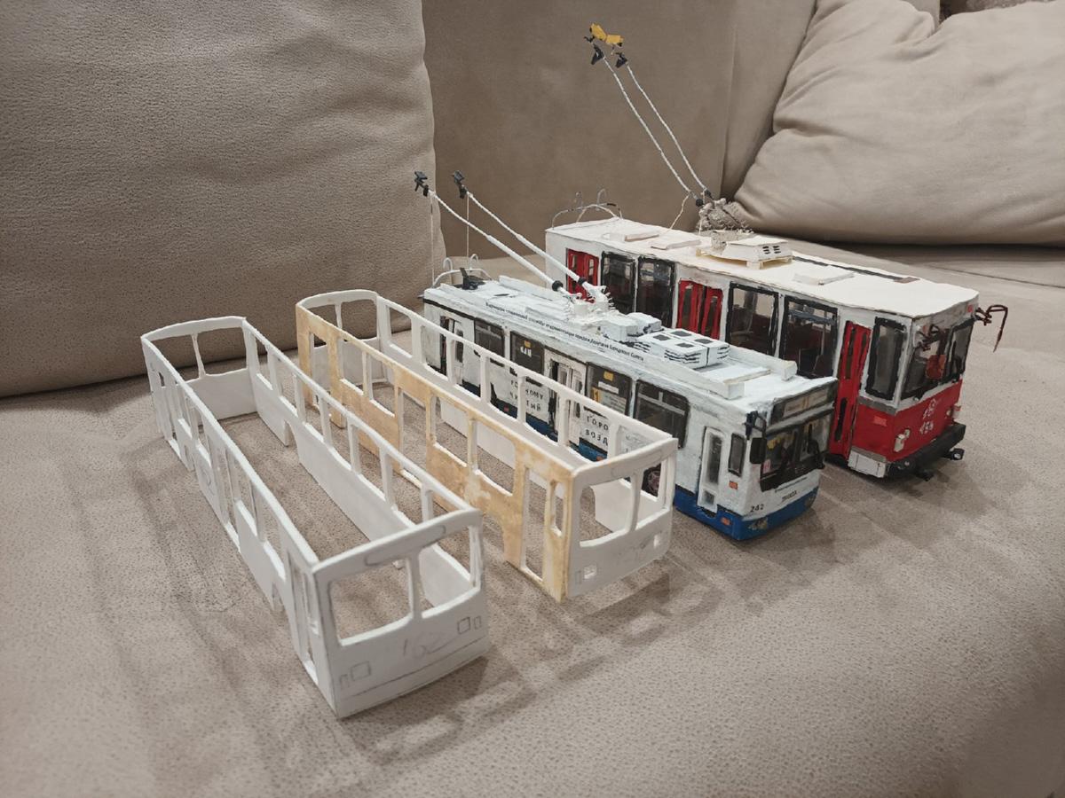 Михаил Кузнецов делает мини-копии владимирских троллейбусов. Молодой человек собирает модели в масштабе 1:43. В его коллекции уже три рогатых транспорта. И это только начало. В перспективе Михаил хочет создать модели всех имеющихся маршрутов. А когда получит права, мечтает стать водителем троллейбуса.