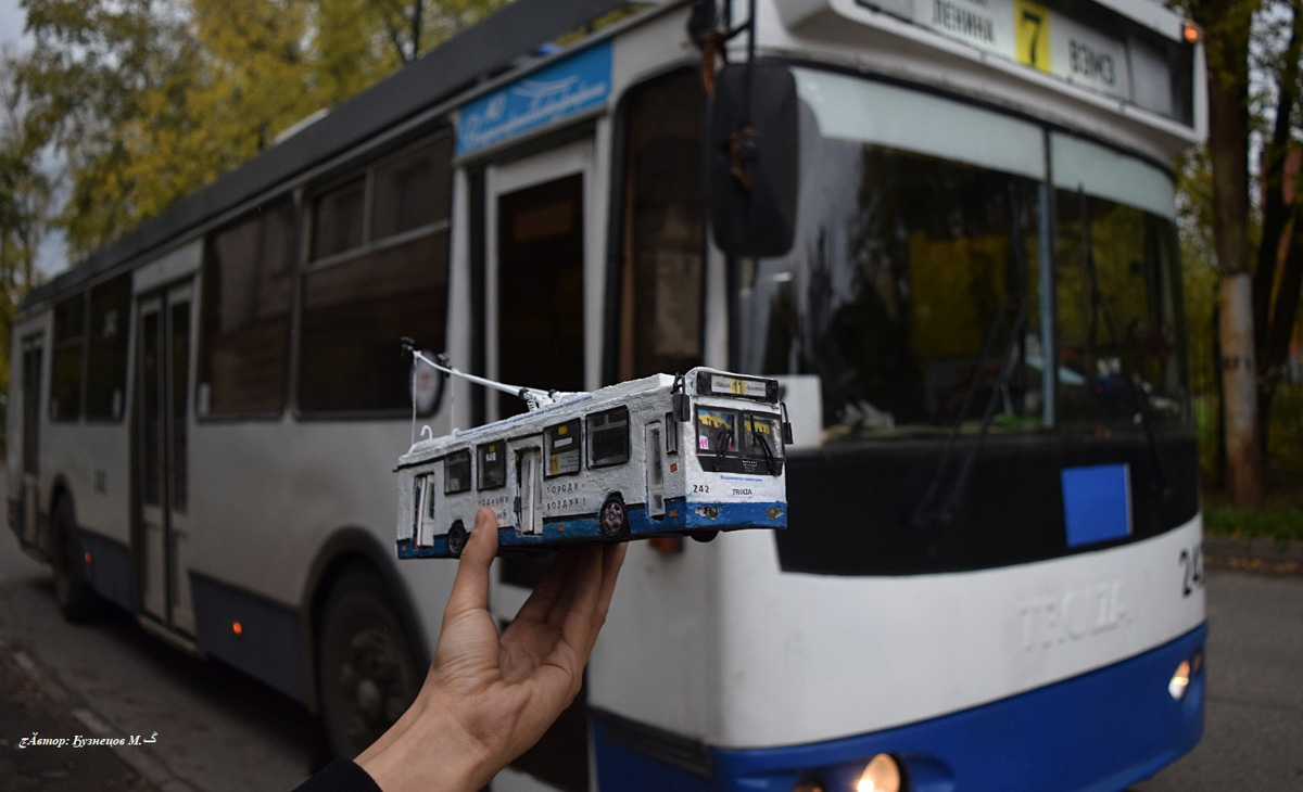 Михаил Кузнецов делает мини-копии владимирских троллейбусов. Молодой человек собирает модели в масштабе 1:43. В его коллекции уже три рогатых транспорта. И это только начало. В перспективе Михаил хочет создать модели всех имеющихся маршрутов. А когда получит права, мечтает стать водителем троллейбуса.