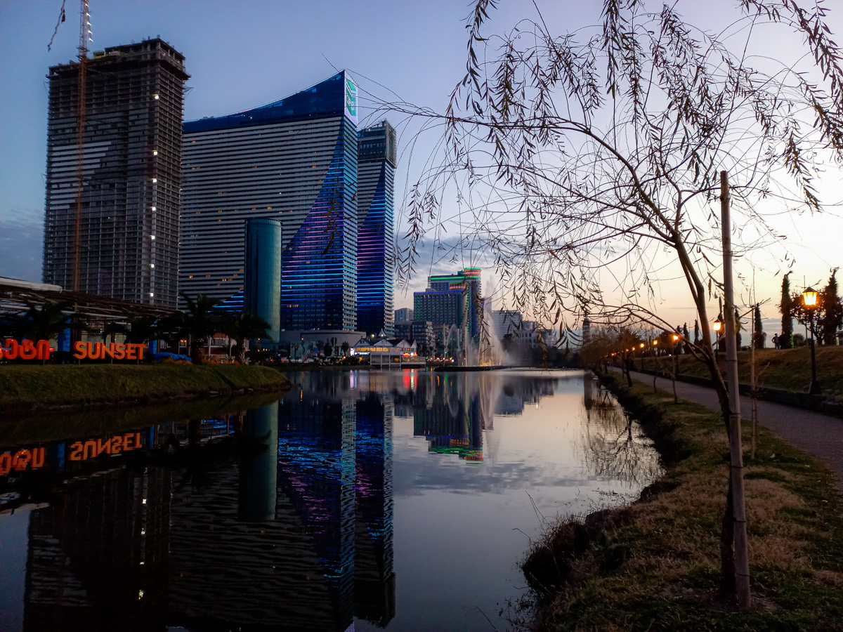 Чем подкупает русских Грузия? Наш коллега переехал с супругой в Батуми и поразился условиями местной жизни. Разумеется, заодно он сравнил их с владимирскими.