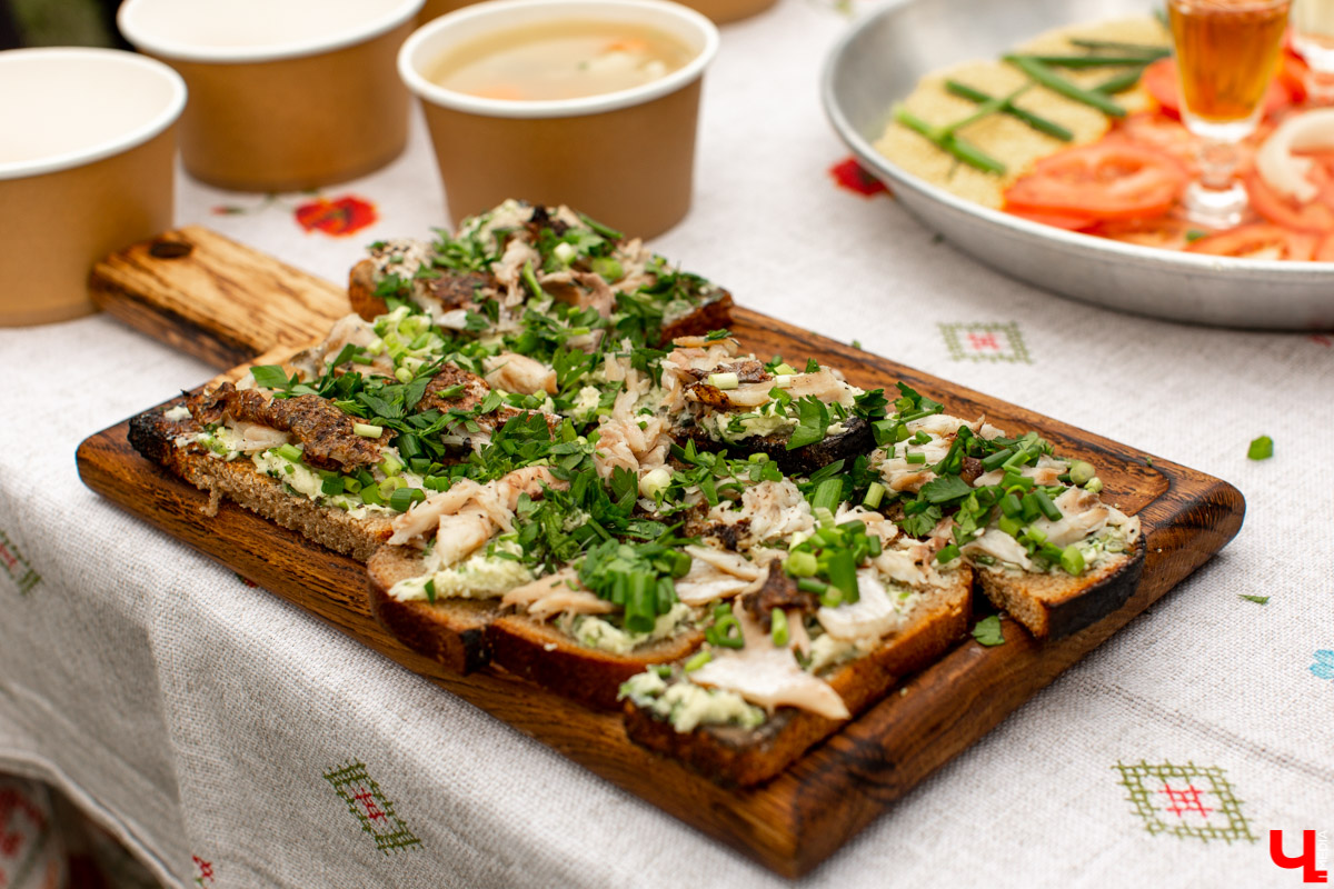 Национальная ассоциация кулинаров готова создать меню для российских ресторанов фаст-фуда, которые придут на смену McDonald’s, заявила ее новый президент Анна Жукова. Она рассказала «Ключ-Медиа» об этой идее, будущем гастрономии и миссии профессиональных поваров.