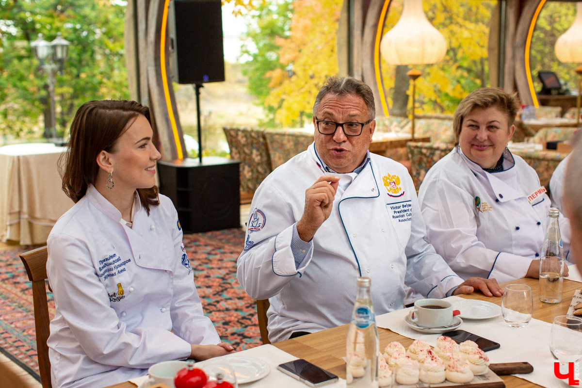 Национальная ассоциация кулинаров готова создать меню для российских ресторанов фаст-фуда, которые придут на смену McDonald’s, заявила ее новый президент Анна Жукова. Она рассказала «Ключ-Медиа» об этой идее, будущем гастрономии и миссии профессиональных поваров.