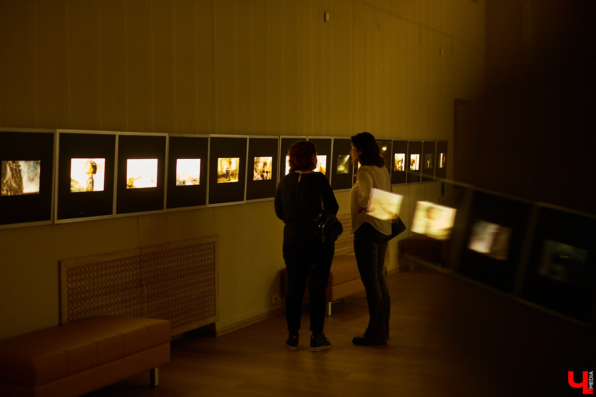 Смотрели мультфильм «Старик и море»? Если нет, настоятельно рекомендуем потратить 20 минут на получение эстетического удовольствия. Это одна из самых ярких работ мультипликатора Александра Петрова. За нее он получил «Оскар». А теперь владимирцы могут увидеть его работы — открылась выставка в Центре ИЗО. Более того, у горожан был шанс лично пообщаться с автором.