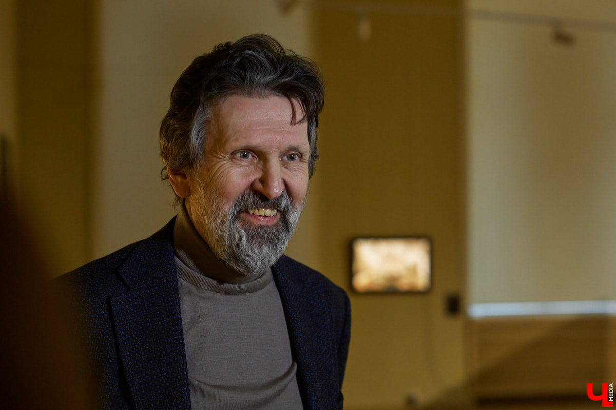 Смотрели мультфильм «Старик и море»? Если нет, настоятельно рекомендуем потратить 20 минут на получение эстетического удовольствия. Это одна из самых ярких работ мультипликатора Александра Петрова. За нее он получил «Оскар». А теперь владимирцы могут увидеть его работы — открылась выставка в Центре ИЗО. Более того, у горожан был шанс лично пообщаться с автором.