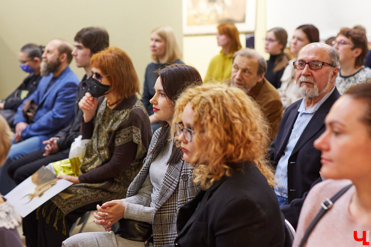 Смотрели мультфильм «Старик и море»? Если нет, настоятельно рекомендуем потратить 20 минут на получение эстетического удовольствия. Это одна из самых ярких работ мультипликатора Александра Петрова. За нее он получил «Оскар». А теперь владимирцы могут увидеть его работы — открылась выставка в Центре ИЗО. Более того, у горожан был шанс лично пообщаться с автором.