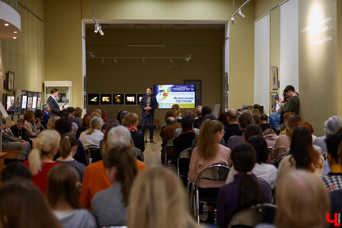 Смотрели мультфильм «Старик и море»? Если нет, настоятельно рекомендуем потратить 20 минут на получение эстетического удовольствия. Это одна из самых ярких работ мультипликатора Александра Петрова. За нее он получил «Оскар». А теперь владимирцы могут увидеть его работы — открылась выставка в Центре ИЗО. Более того, у горожан был шанс лично пообщаться с автором.