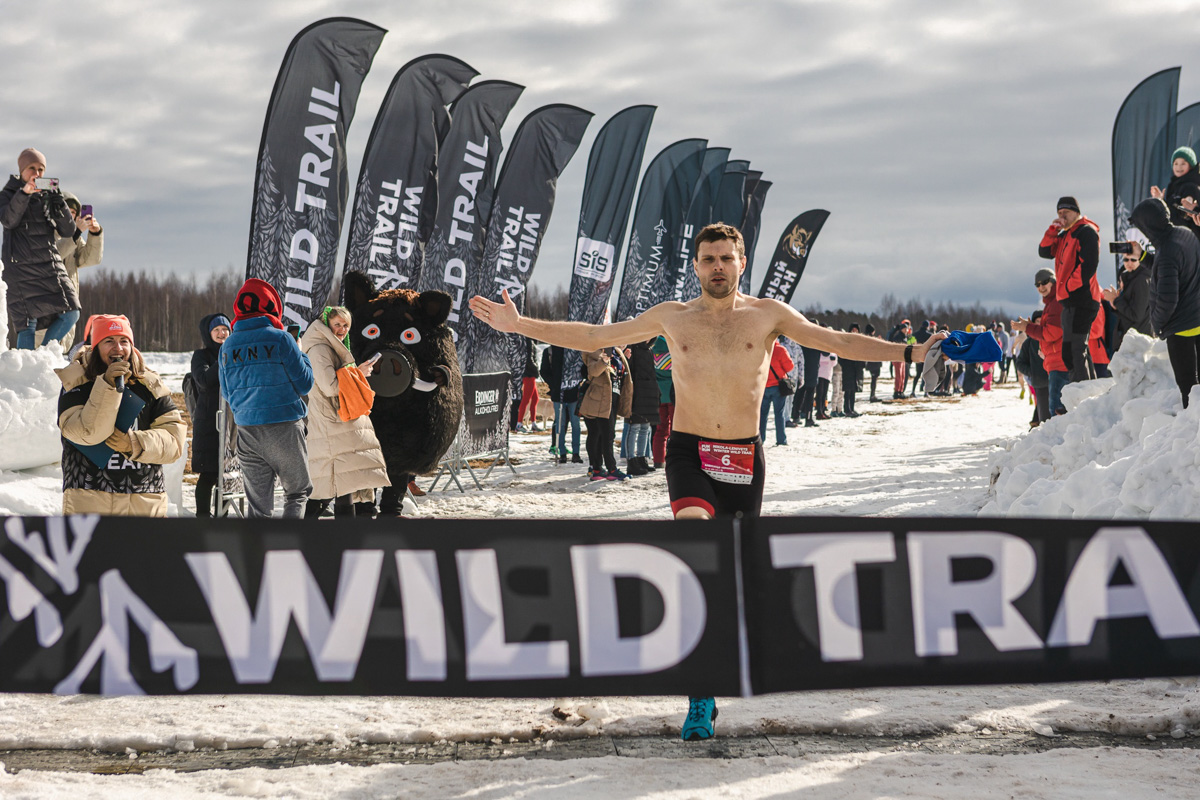 В заснеженных лесах Калужской области прошел необычный забег в купальниках. Трейлраннеры со всей страны проводили зиму, не постеснявшись и не побоявшись оголиться на морозе. Среди тех, кто вышел на старт, спортсмен из Владимира Дмитрий Шунин. Наш земляк не только поработал над образом, но и пришел к финишу вторым.