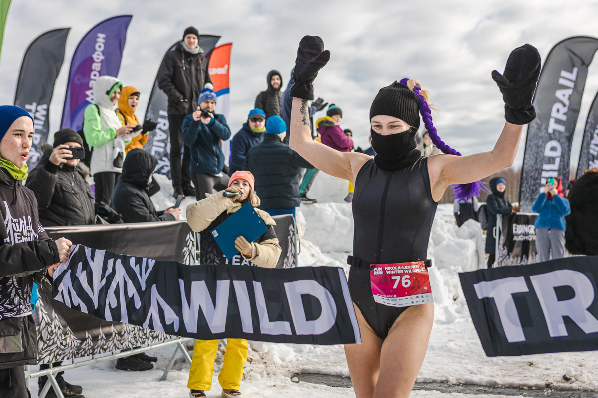 В заснеженных лесах Калужской области прошел необычный забег в купальниках. Трейлраннеры со всей страны проводили зиму, не постеснявшись и не побоявшись оголиться на морозе. Среди тех, кто вышел на старт, спортсмен из Владимира Дмитрий Шунин. Наш земляк не только поработал над образом, но и пришел к финишу вторым.