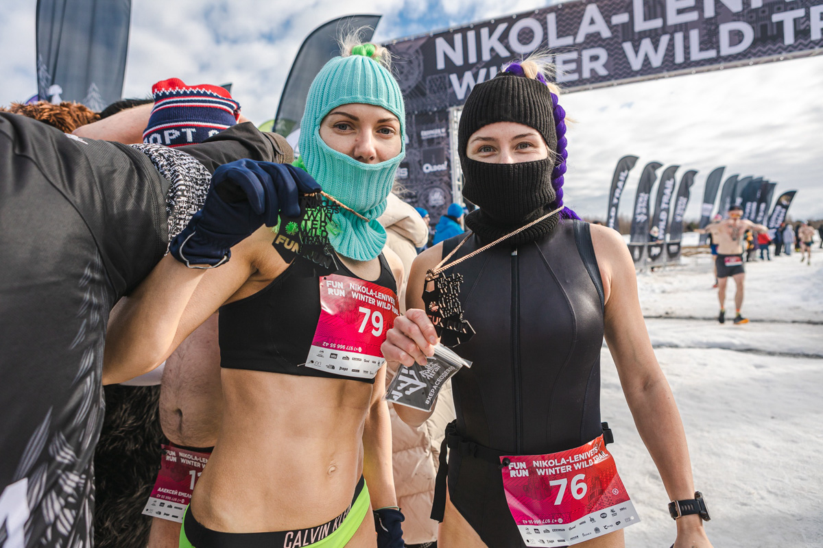 В заснеженных лесах Калужской области прошел необычный забег в купальниках. Трейлраннеры со всей страны проводили зиму, не постеснявшись и не побоявшись оголиться на морозе. Среди тех, кто вышел на старт, спортсмен из Владимира Дмитрий Шунин. Наш земляк не только поработал над образом, но и пришел к финишу вторым.