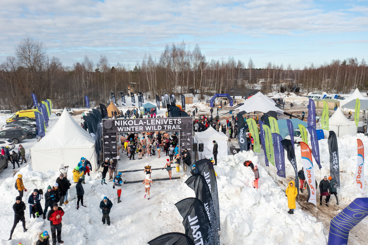 В заснеженных лесах Калужской области прошел необычный забег в купальниках. Трейлраннеры со всей страны проводили зиму, не постеснявшись и не побоявшись оголиться на морозе. Среди тех, кто вышел на старт, спортсмен из Владимира Дмитрий Шунин. Наш земляк не только поработал над образом, но и пришел к финишу вторым.