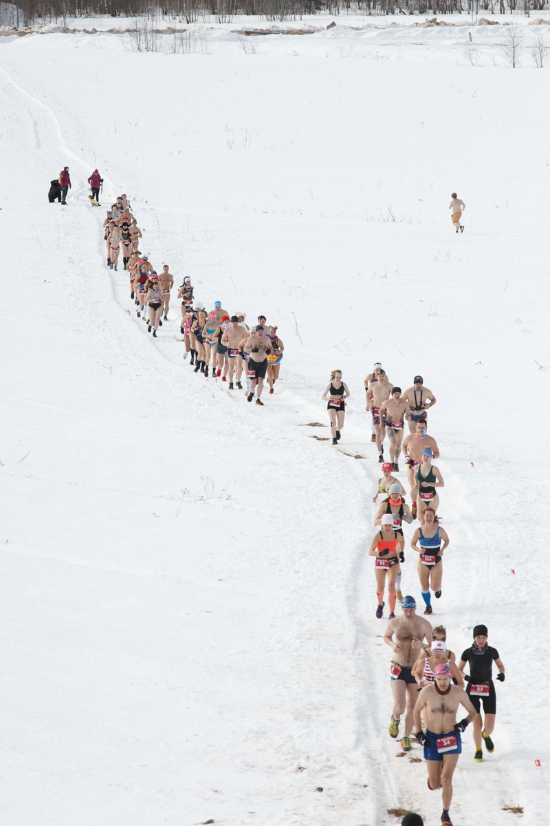 В заснеженных лесах Калужской области прошел необычный забег в купальниках. Трейлраннеры со всей страны проводили зиму, не постеснявшись и не побоявшись оголиться на морозе. Среди тех, кто вышел на старт, спортсмен из Владимира Дмитрий Шунин. Наш земляк не только поработал над образом, но и пришел к финишу вторым.