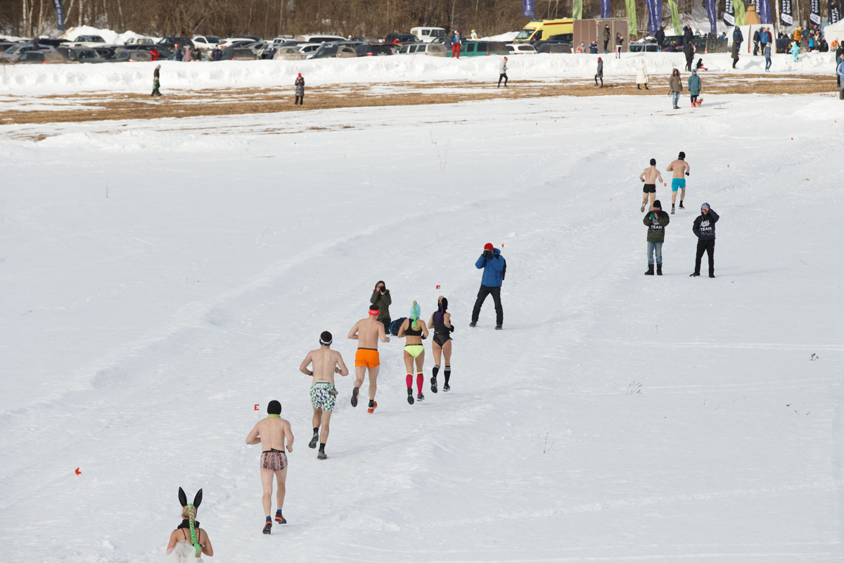 В заснеженных лесах Калужской области прошел необычный забег в купальниках. Трейлраннеры со всей страны проводили зиму, не постеснявшись и не побоявшись оголиться на морозе. Среди тех, кто вышел на старт, спортсмен из Владимира Дмитрий Шунин. Наш земляк не только поработал над образом, но и пришел к финишу вторым.